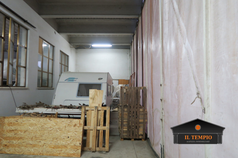 CAPANNONE - LABORATORIO 

Show room e laboratorio 

Zona spogliatoi con servizi igienici

Riposti...