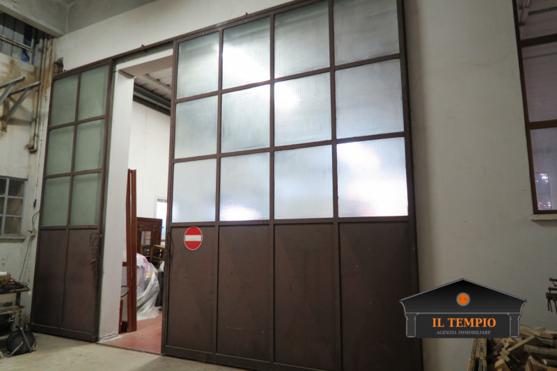 CAPANNONE - LABORATORIO 

Show room e laboratorio 

Zona spogliatoi con servizi igienici

Riposti...