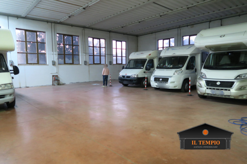 CAPANNONE - LABORATORIO 

Show room e laboratorio 

Zona spogliatoi con servizi igienici

Riposti...