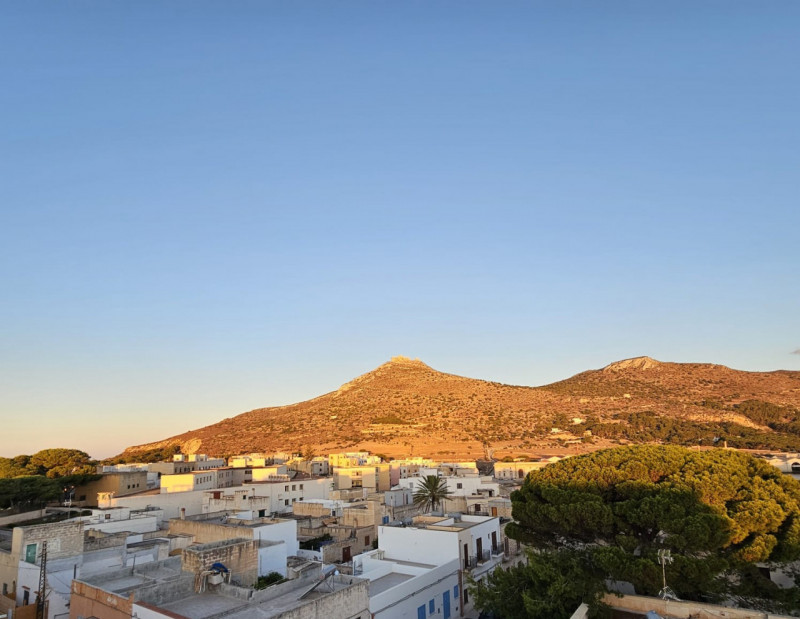 FAVIGNANA CENTRO: SPLENDIDO ATTICO TRICAMERE CON TERRAZZA PANORAMICA, COMPLETAMENTE RISTRUTTURATO...