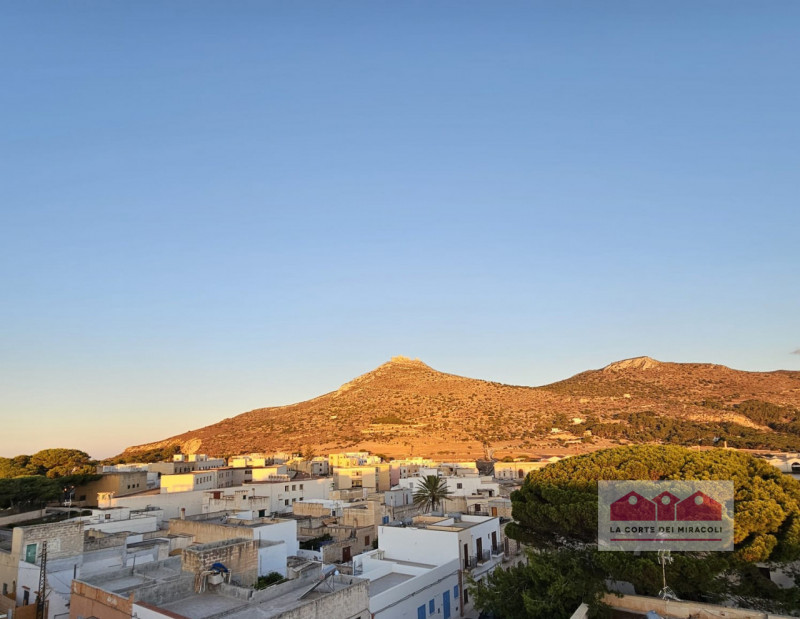 FAVIGNANA CENTRO: SPLENDIDO ATTICO TRICAMERE CON TERRAZZA PANORAMICA, COMPLETAMENTE RISTRUTTURATO...