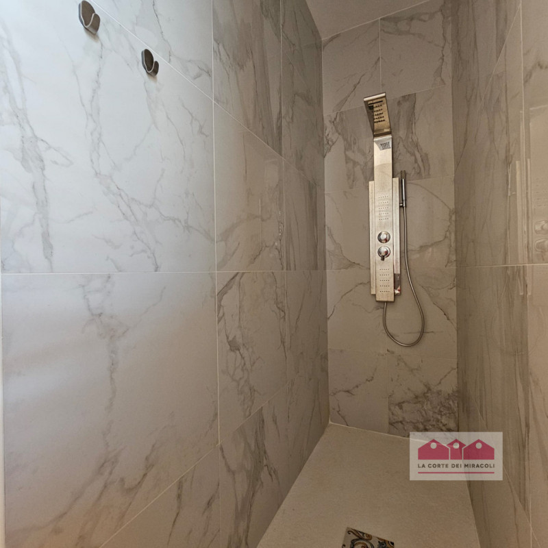 FAVIGNANA CENTRO: SPLENDIDO ATTICO TRICAMERE CON TERRAZZA PANORAMICA, COMPLETAMENTE RISTRUTTURATO...