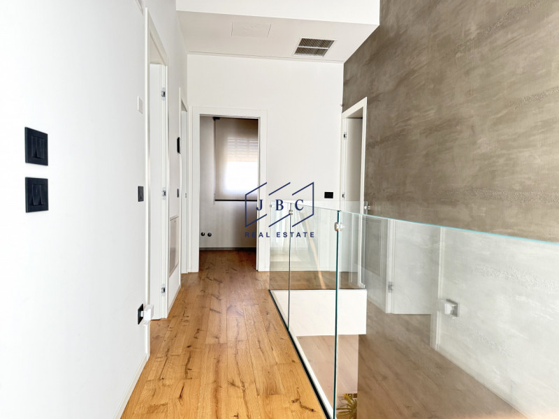 Benvenuti nella vostra nuova casa a pochi minuti dal centro di Oderzo, un luogo dove comfort e mo...