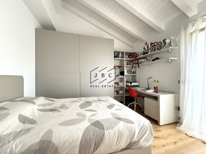 Benvenuti nella vostra nuova casa a pochi minuti dal centro di Oderzo, un luogo dove comfort e mo...