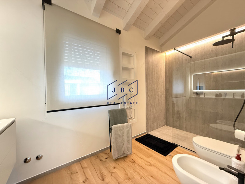 Benvenuti nella vostra nuova casa a pochi minuti dal centro di Oderzo, un luogo dove comfort e mo...