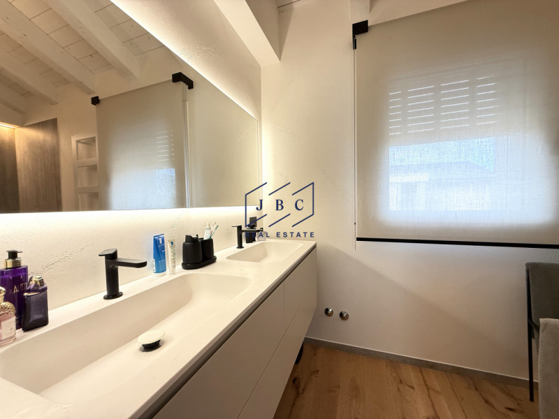 Benvenuti nella vostra nuova casa a pochi minuti dal centro di Oderzo, un luogo dove comfort e mo...