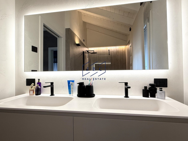 Benvenuti nella vostra nuova casa a pochi minuti dal centro di Oderzo, un luogo dove comfort e mo...