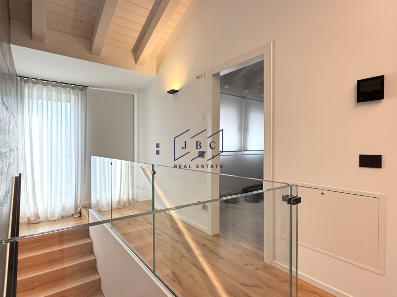 Benvenuti nella vostra nuova casa a pochi minuti dal centro di Oderzo, un luogo dove comfort e mo...