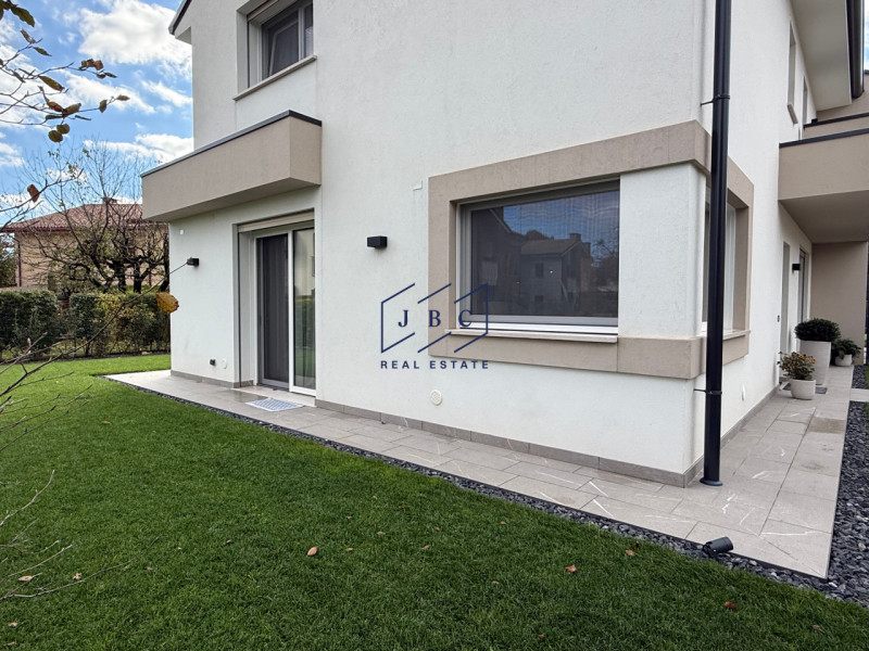 Benvenuti nella vostra nuova casa a pochi minuti dal centro di Oderzo, un luogo dove comfort e mo...