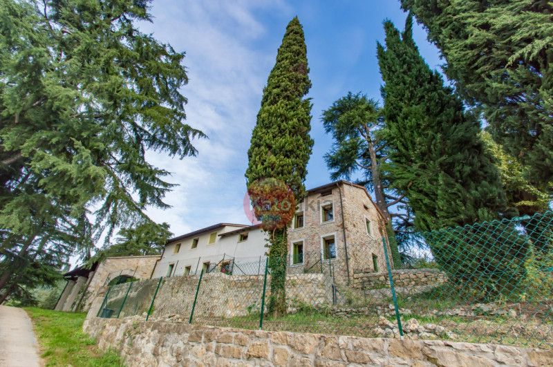 Sulle colline di Creazzo, a pochi minuti da Vicenza, proponiamo in affitto elegante porzione di b...