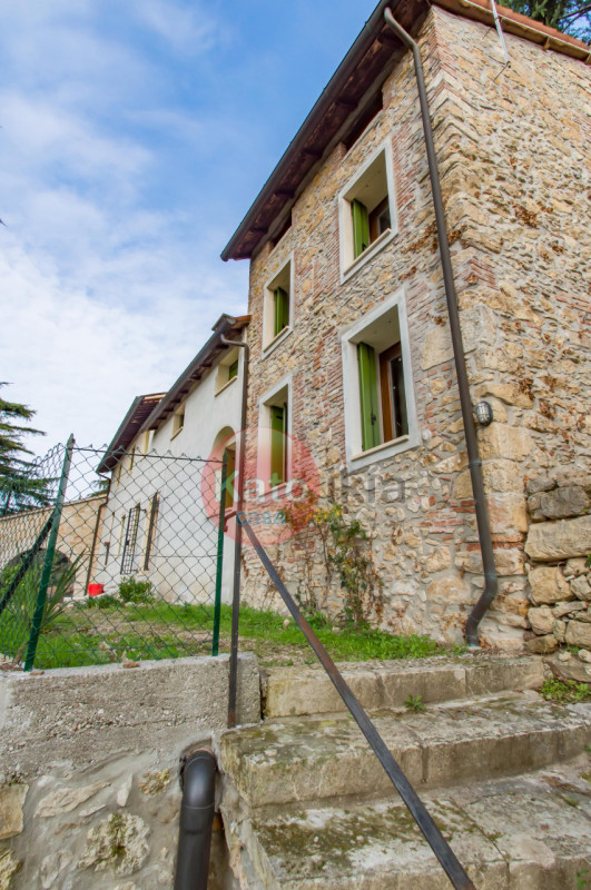 Sulle colline di Creazzo, a pochi minuti da Vicenza, proponiamo in affitto elegante porzione di b...