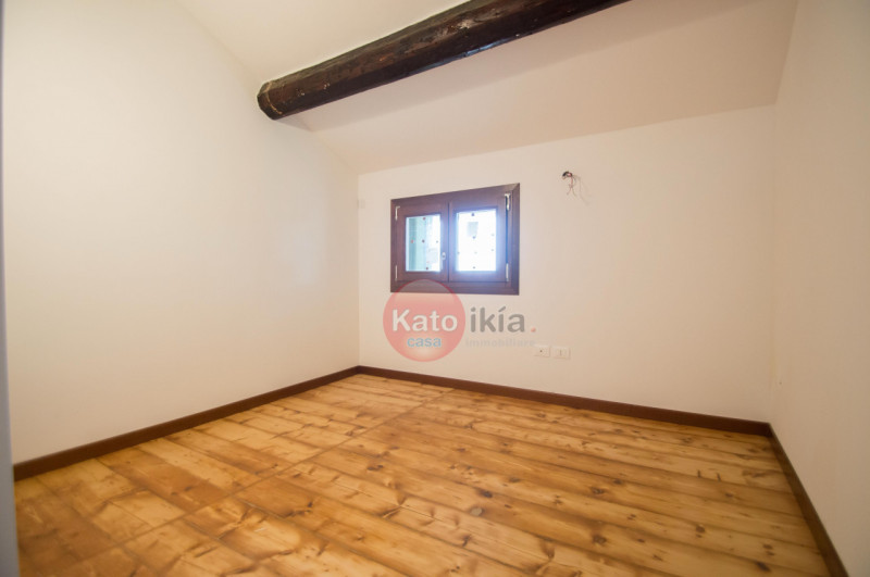 Sulle colline di Creazzo, a pochi minuti da Vicenza, proponiamo in affitto elegante porzione di b...