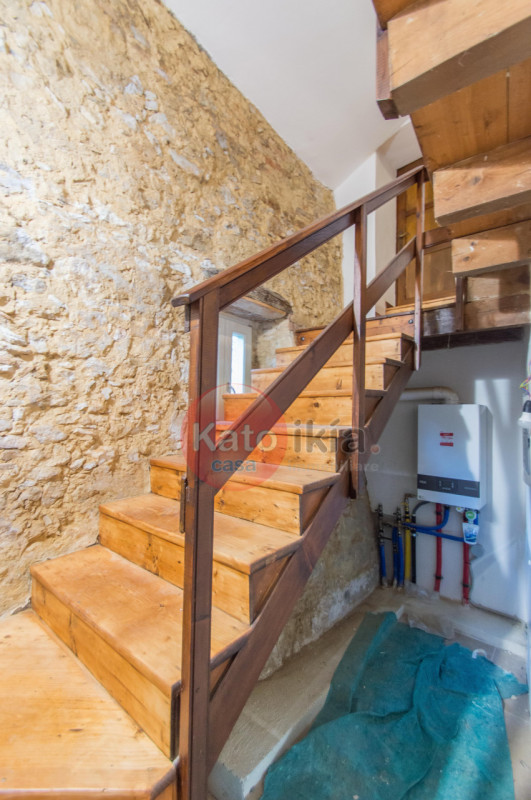 Sulle colline di Creazzo, a pochi minuti da Vicenza, proponiamo in affitto elegante porzione di b...