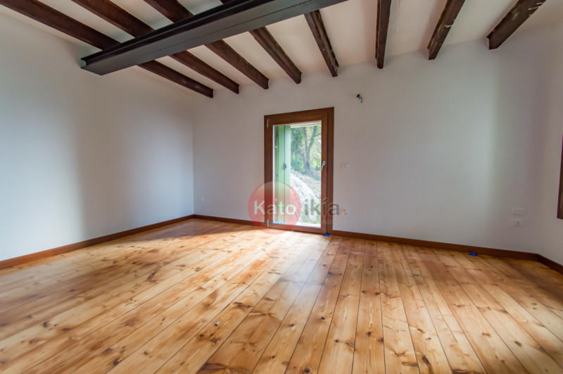 Sulle colline di Creazzo, a pochi minuti da Vicenza, proponiamo in affitto elegante porzione di b...