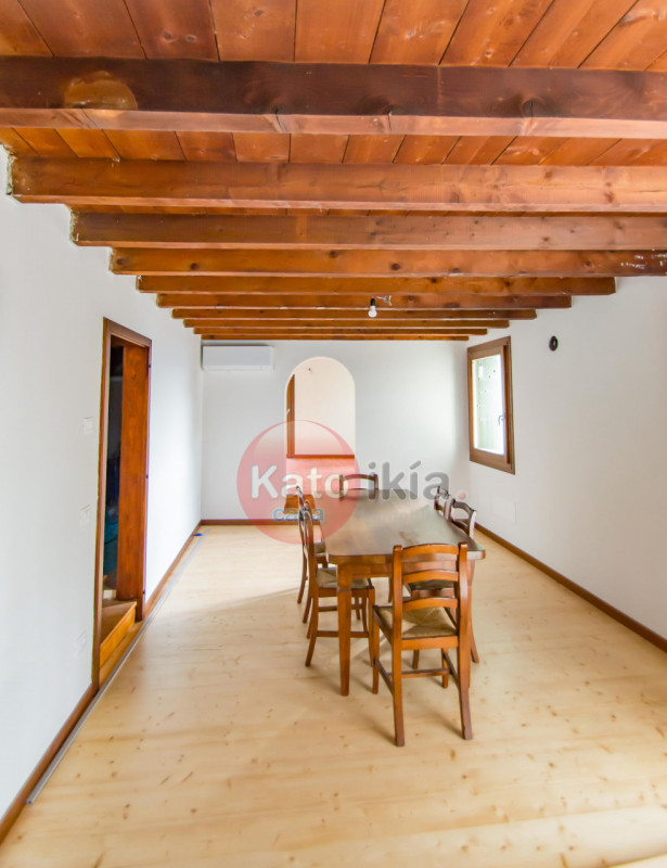 Sulle colline di Creazzo, a pochi minuti da Vicenza, proponiamo in affitto elegante porzione di b...