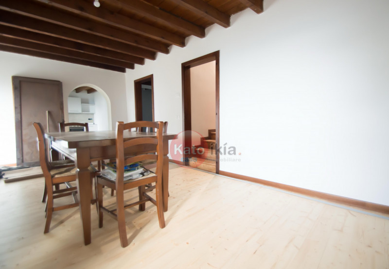 Sulle colline di Creazzo, a pochi minuti da Vicenza, proponiamo in affitto elegante porzione di b...