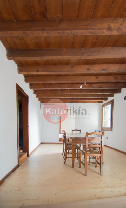 Sulle colline di Creazzo, a pochi minuti da Vicenza, proponiamo in affitto elegante porzione di b...