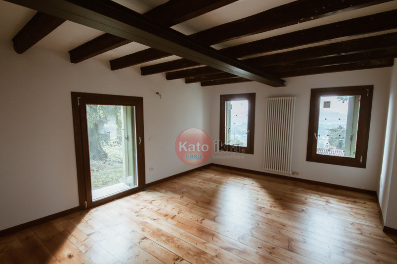 Sulle colline di Creazzo, a pochi minuti da Vicenza, proponiamo in affitto elegante porzione di b...