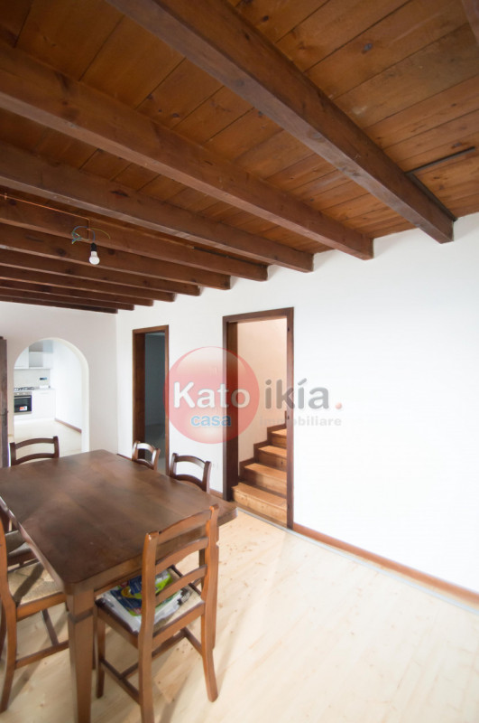 Sulle colline di Creazzo, a pochi minuti da Vicenza, proponiamo in affitto elegante porzione di b...