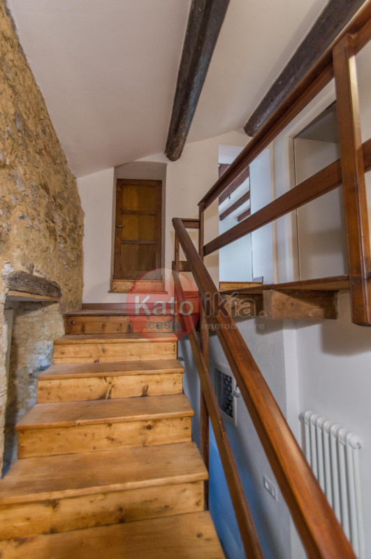 Sulle colline di Creazzo, a pochi minuti da Vicenza, proponiamo in affitto elegante porzione di b...