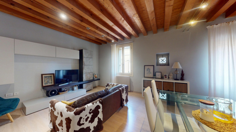 In zona San felice, a breve distanza da tutti i servizi essenziali quali farmacia, supermercati, ...