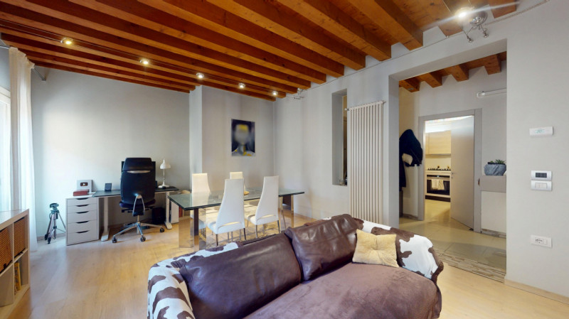 In zona San felice, a breve distanza da tutti i servizi essenziali quali farmacia, supermercati, ...