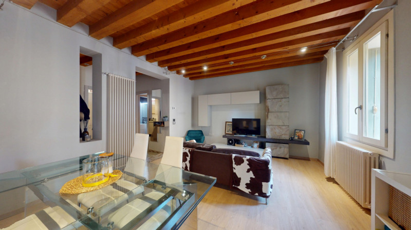 In zona San felice, a breve distanza da tutti i servizi essenziali quali farmacia, supermercati, ...