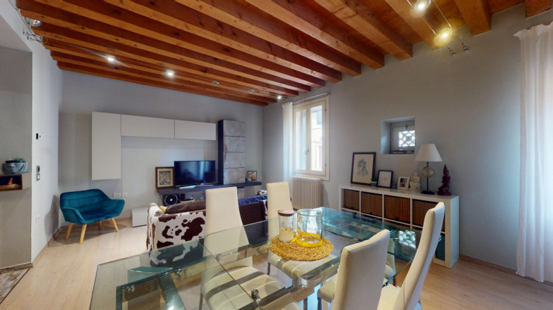 In zona San felice, a breve distanza da tutti i servizi essenziali quali farmacia, supermercati, ...