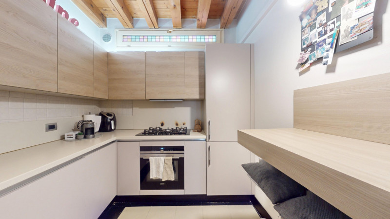 In zona San felice, a breve distanza da tutti i servizi essenziali quali farmacia, supermercati, ...