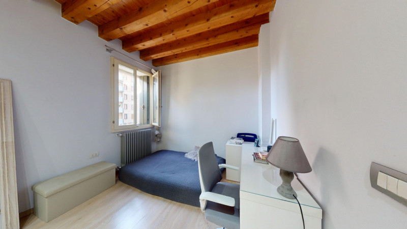 In zona San felice, a breve distanza da tutti i servizi essenziali quali farmacia, supermercati, ...