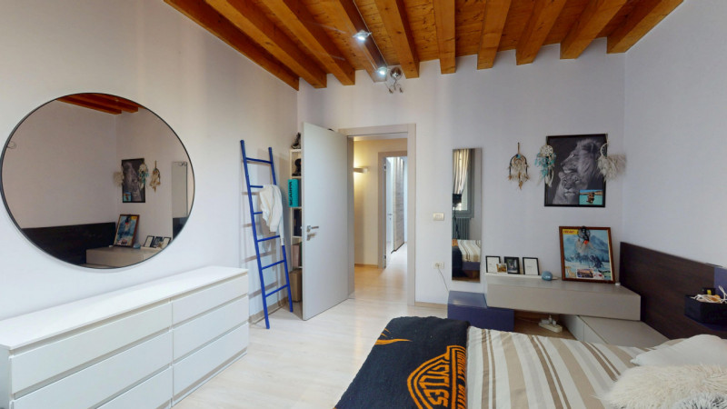 In zona San felice, a breve distanza da tutti i servizi essenziali quali farmacia, supermercati, ...