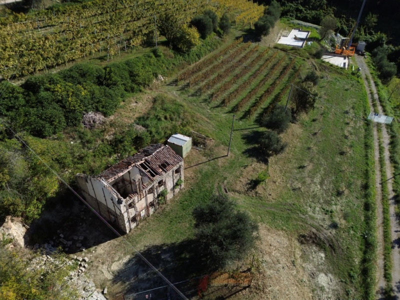 COMPOSIZIONE:
Bellissima soluzione dalle ottime potenzialità, completamente da ristrutturare, con...