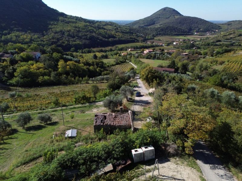 COMPOSIZIONE:
Bellissima soluzione dalle ottime potenzialità, completamente da ristrutturare, con...