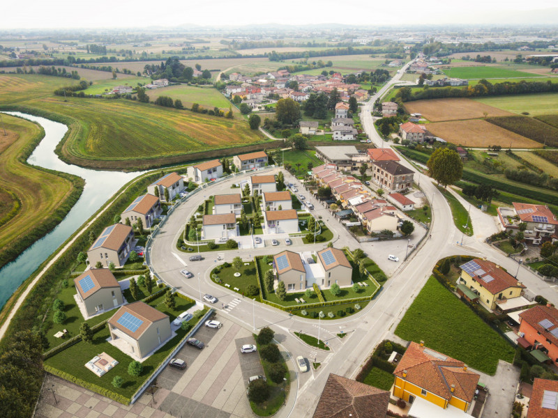 Immersa nella tranquillità di Poiana di Granfion, questa splendida casa unifamiliare rappresenta ...