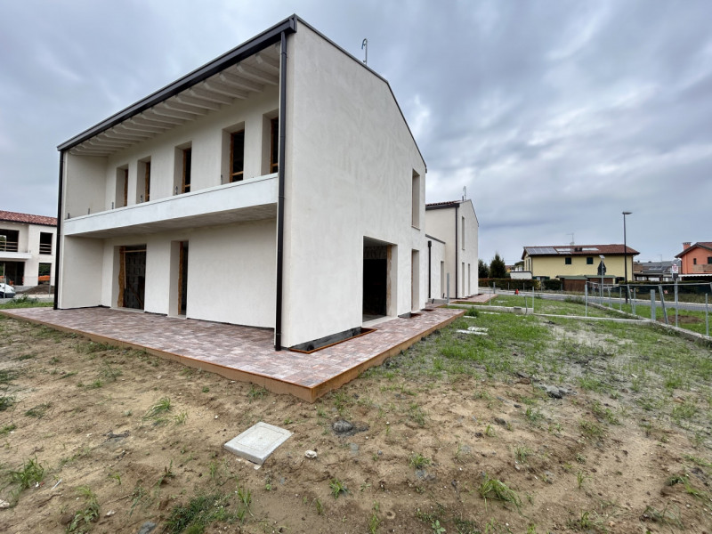 Immersa nella tranquillità di Poiana di Granfion, questa splendida casa unifamiliare rappresenta ...