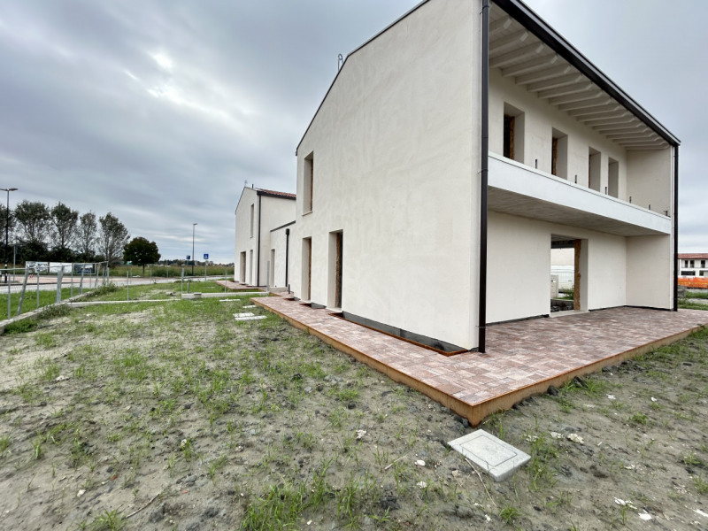 Immersa nella tranquillità di Poiana di Granfion, questa splendida casa unifamiliare rappresenta ...