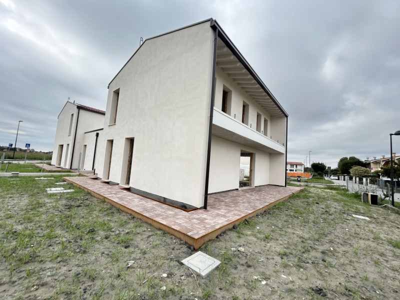 Immersa nella tranquillità di Poiana di Granfion, questa splendida casa unifamiliare rappresenta ...