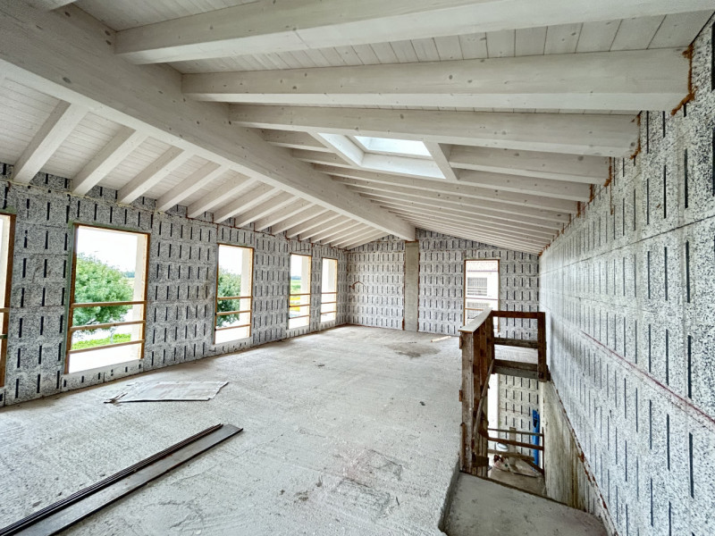 Immersa nella tranquillità di Poiana di Granfion, questa splendida casa unifamiliare rappresenta ...