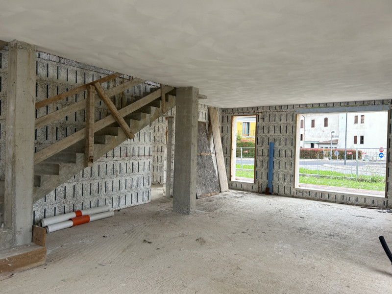 Immersa nella tranquillità di Poiana di Granfion, questa splendida casa unifamiliare rappresenta ...