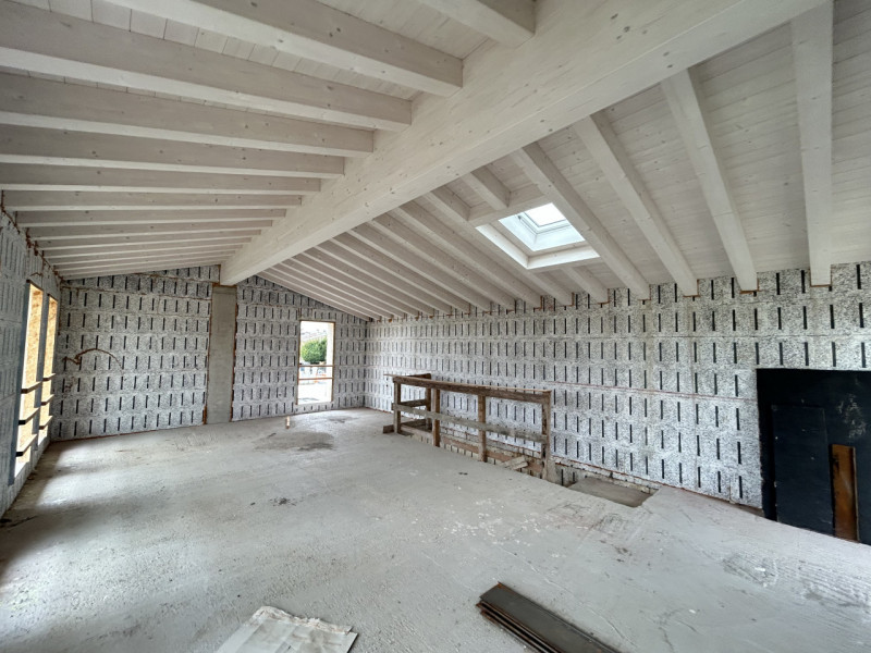 Immersa nella tranquillità di Poiana di Granfion, questa splendida casa unifamiliare rappresenta ...