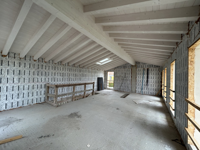 Immersa nella tranquillità di Poiana di Granfion, questa splendida casa unifamiliare rappresenta ...