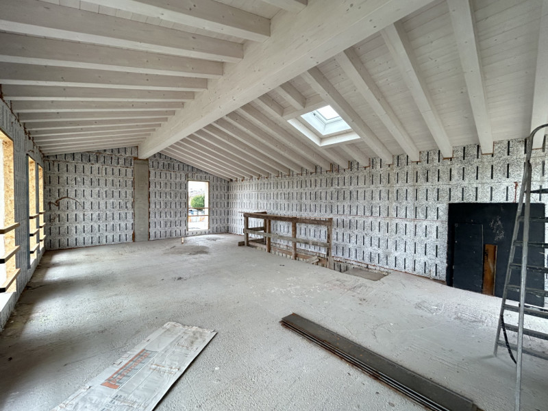 Immersa nella tranquillità di Poiana di Granfion, questa splendida casa unifamiliare rappresenta ...