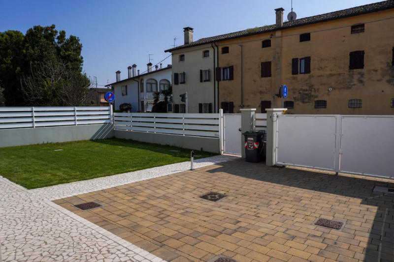 Albignasego, località Mandriola ,vendesi porzione di bifamiliare praticamente nuova, realizzata n...