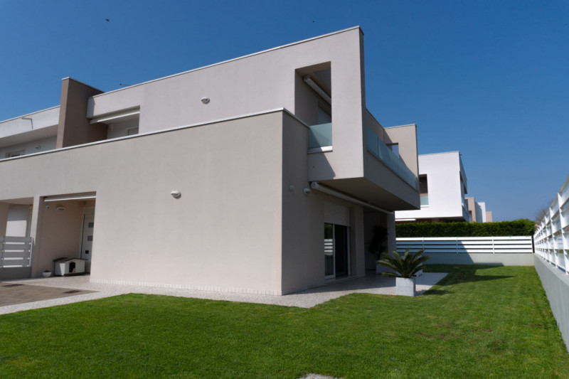 Albignasego, località Mandriola ,vendesi porzione di bifamiliare praticamente nuova, realizzata n...