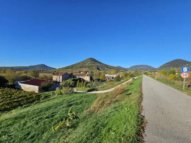 Proponiamo in vendita a Cinto Euganeo, terreno corrispondente a circa 3 campi padovani, suddiviso...
