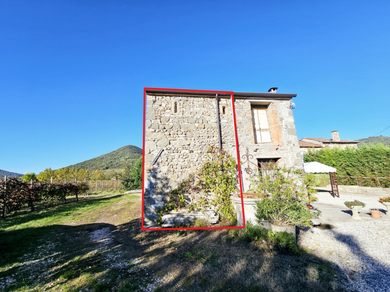 Proponiamo in vendita a Cinto Euganeo, terreno corrispondente a circa 3 campi padovani, suddiviso...