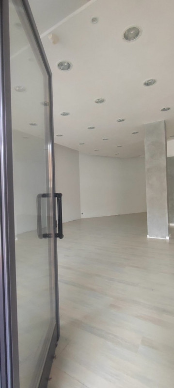 in zona centralissima e di passaggio, proponiamo in vendita negozio di 75 mq con ampie vetrine e ...