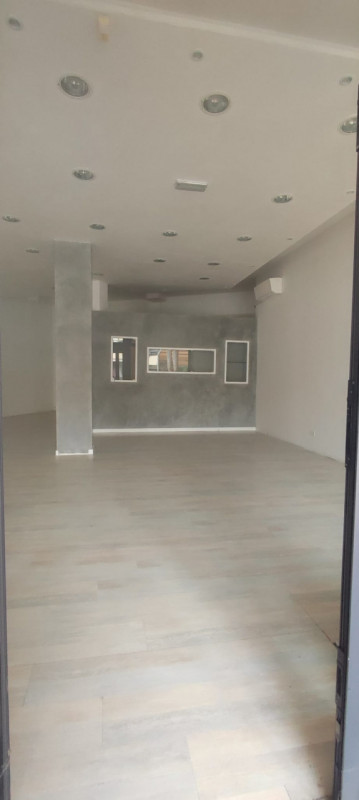 in zona centralissima e di passaggio, proponiamo in vendita negozio di 75 mq con ampie vetrine e ...