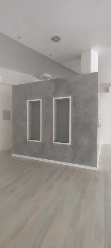 in zona centralissima e di passaggio, proponiamo in vendita negozio di 75 mq con ampie vetrine e ...