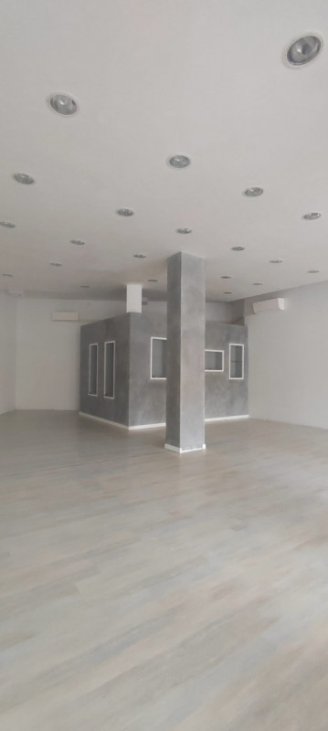 in zona centralissima e di passaggio, proponiamo in vendita negozio di 75 mq con ampie vetrine e ...
